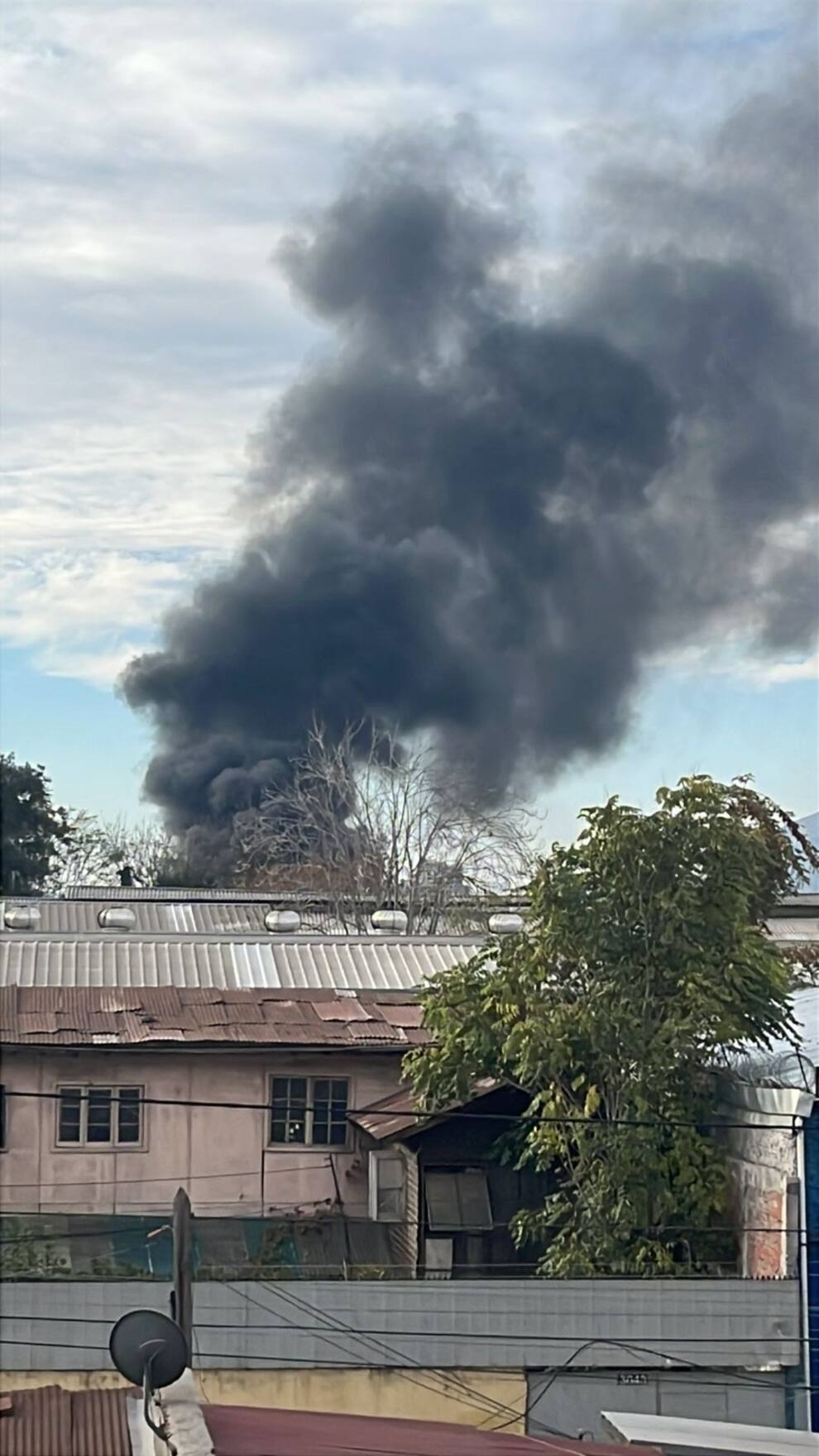 Incendio en Estación Central deja 20 damnificados y destruye ocho buses en taller mecánico — image 5