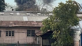 Incendio afecta viviendas y buses en Estación Central: Bomberos trabaja con 12 compañías