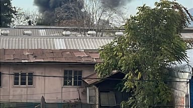 Incendio afecta viviendas y buses en Estación Central: Bomberos trabaja con 12 compañías