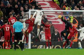 Manchester United sale vivo de Anfield y rescata un empate ante Liverpool para salir del fondo