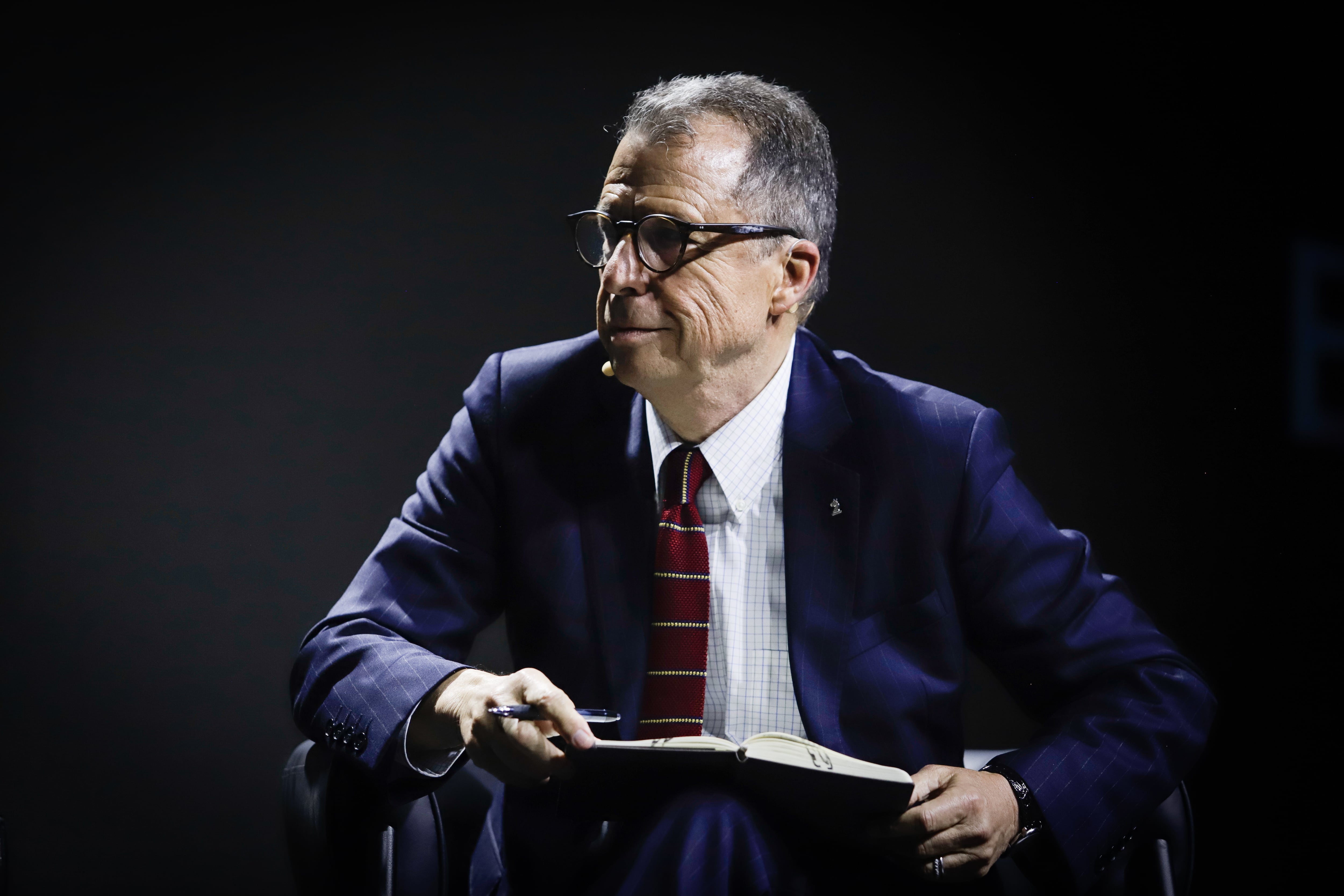 Milei responde a críticas de Sebastián Edwards sobre su estilo y presencia en redes