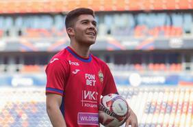 Presentado como un superhéroe: el CSKA de Moscú oficializa el fichaje de Víctor Méndez