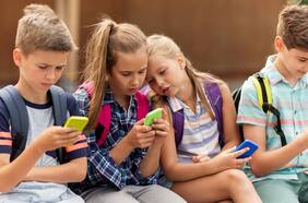 Más aburridos, más concentrados: los alumnos de Buenos Aires dos meses después de la prohibición a los celulares