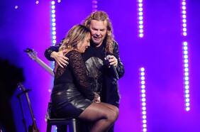 “La canto porque me recuerda a mi padre”: Maná sube a emocionada fanática al escenario