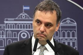 Manuel Adorni renunciaría a su cargo en el directorio de YPF tras su salida del gobierno argentino