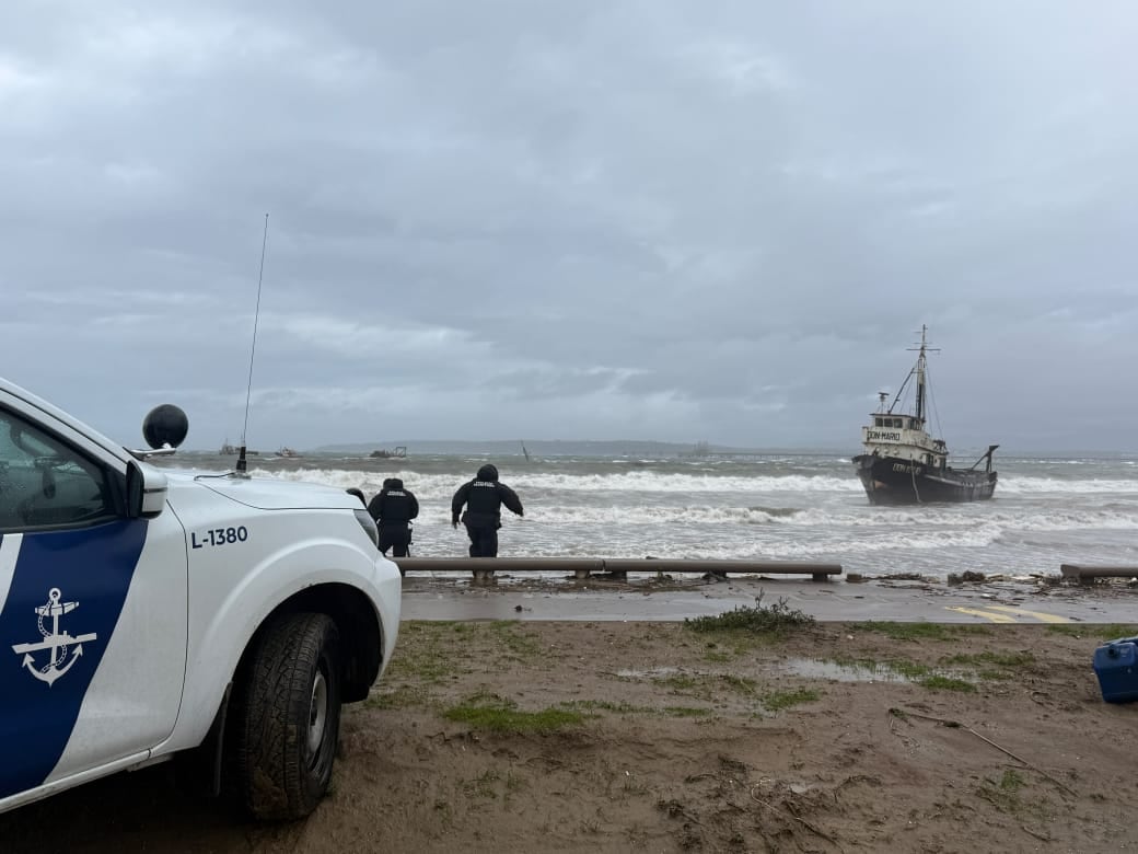 Embarcación pesquera vara en playa de Quintero en medio de lluvias