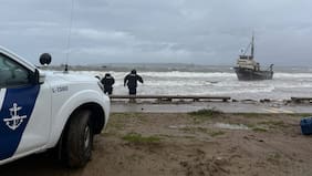 Embarcación pesquera vara en playa de Quintero en medio de lluvias