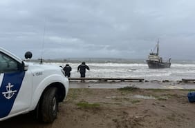 Embarcación pesquera vara en playa de Quintero en medio de lluvias
