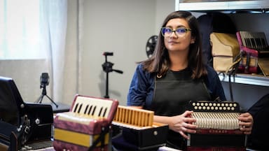La historia de Kate Escobar, la luthier de acordeones