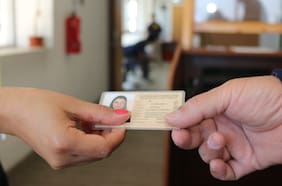 Parlamentarios buscan extender vigencia de licencias de conducir y gobierno valora la iniciativa