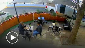 Auto choca y se vuelca a tan solo metros de clientes en un local en Providencia