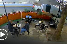 Auto choca y se vuelca a tan solo metros de clientes en un local en Providencia