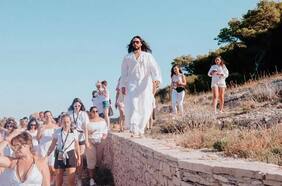 Jared Leto, no sólo la voz de 30 Seconds to Mars: el singular culto que lidera en Croacia, una veneración entre yoga y árboles