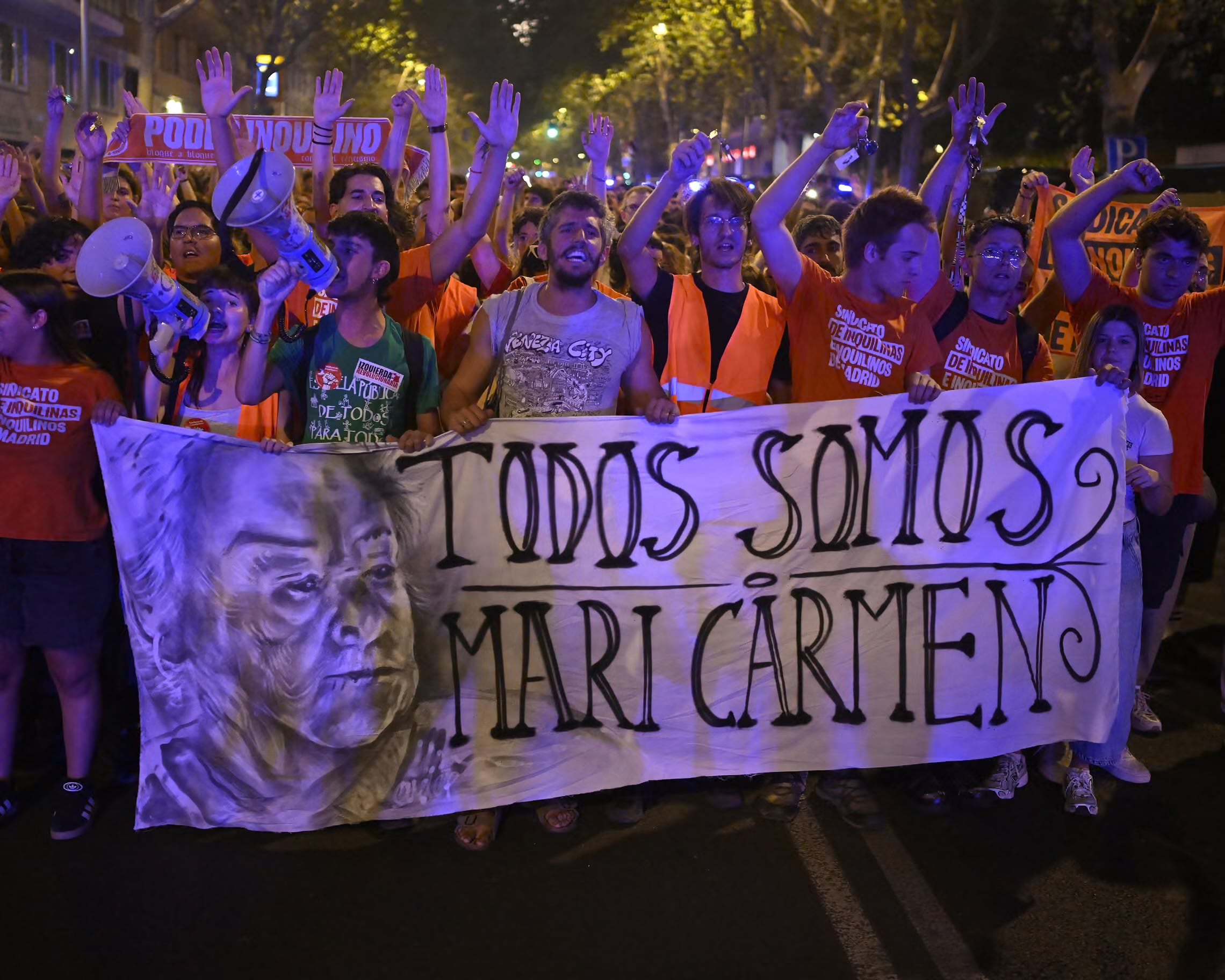 Manifestantes a la salida de la casa de Maricarmen en Madrid, España.