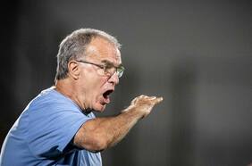 La sarcástica reacción de la prensa uruguaya ante la derrota de Marcelo Bielsa ante Chile: “Lo hicieron parar de la heladerita”