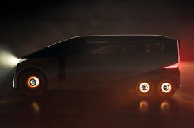 Lexus reinventa el LS como una minivan de seis ruedas