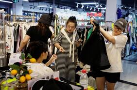 La polémica propuesta de China que busca prohibir la ropa que “hiere los sentimientos de la gente”