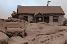 Volcán en la península rusa de Kamchatka expulsa grandes nubes de ceniza que alcanzan 20 km de altura