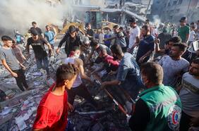 Madre e hija son rescatadas con vida entre los escombros de su casa tras bombardeo israelí