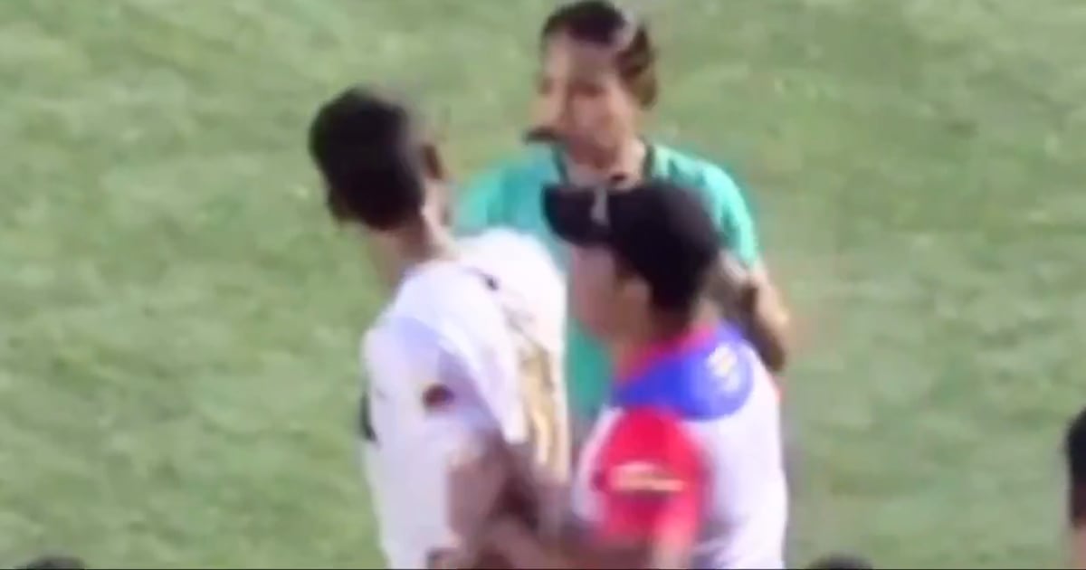Polémica en Colombia: jugador le pegó una cachetada a arbitra tras ser expulsado