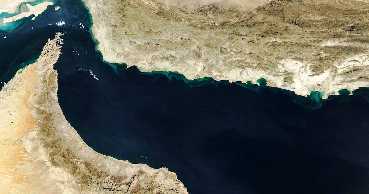 ULTIMÁTUM DE TRUMP ELEVA TENSIÓN: Petróleo en Vértigo por Crisis en Ormuz