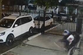 Cámara de seguridad registra una ráfaga de disparos contra un departamento en Conchalí