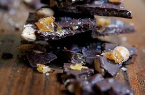 Chocolate con caramelo de almendras y cristales de sal de mar