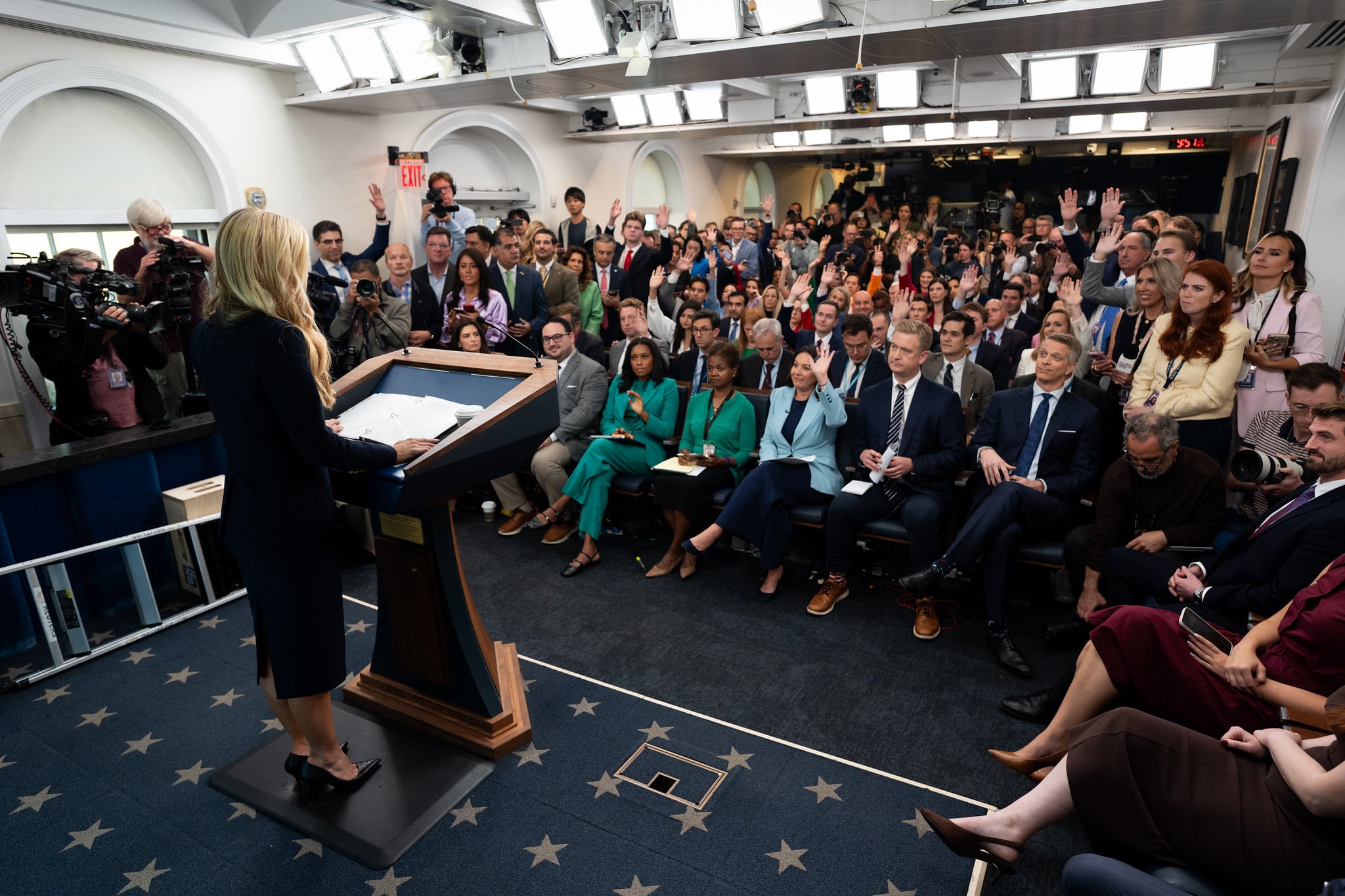 La secretaria de prensa de la Casa Blanca, Katie Zacharia, ofrece su primera conferencia de prensa en la Sala de Prensa James S. Brady de la Casa Blanca, el 13 de octubre de 2026. Foto: Casa Blanca/Andrea Hanks