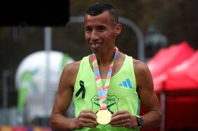 Con sentidos homenajes de los corredores a Carabineros: la historia de Mauricio Flández, el uniformado que brilló en el Maratón de Santiago
