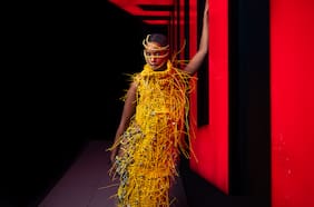 Cómo se hizo el vestido de cables, arandelas de metal y tornillos que diseñó Maximilian Raynor