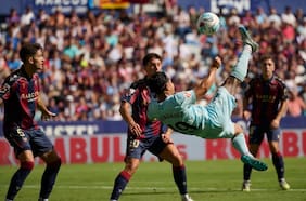 Con una sorpresiva arenga de Pellegrini: el Betis despierta a tiempo y rasca un empate ante el Levante