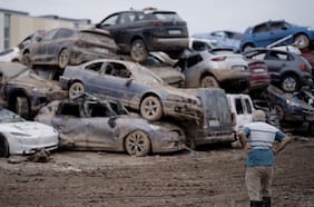 A vista de dron: así se ven 100 mil autos dañados tras las inundaciones en Valencia
