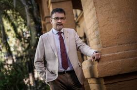 “Soberanía científica”: el viaje del ministro Flavio Salazar a Cuba y Argentina para recuperar la producción de vacunas en Chile