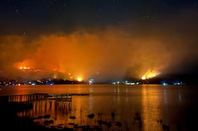 Declaran alerta roja y llaman a evacuar sector de Vichuquén por avance de incendio forestal