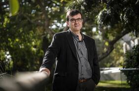 Javier Cercas, escritor español: “Es con aquellos a quienes votamos con los que debemos ser más críticos”