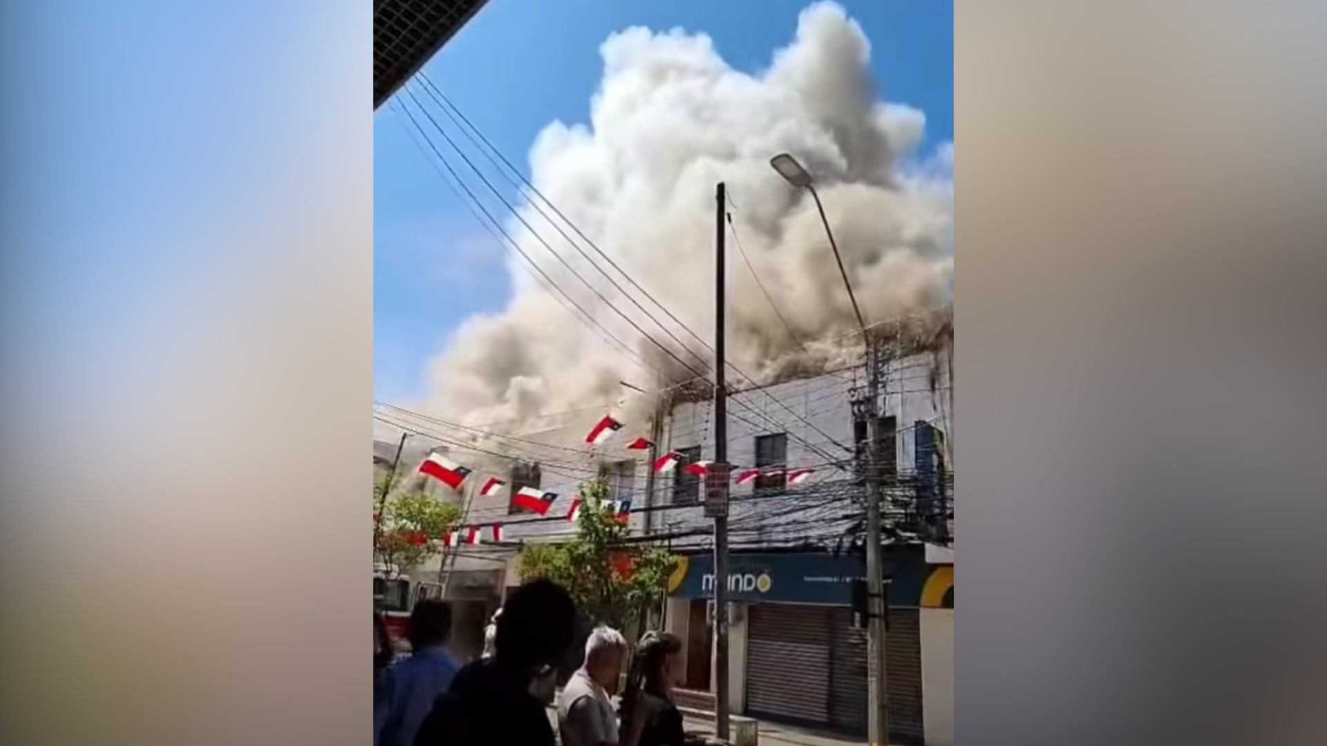 Bomberos combaten incendio en el centro de Quillota: siniestro afectó cinco locales comerciales y dos viviendas