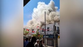Bomberos combaten incendio estructural en Quillota: siniestro afectaría viviendas y locales comerciales