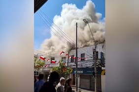 Bomberos combaten incendio en el centro de Quillota: siniestro afectó cinco locales comerciales y dos viviendas