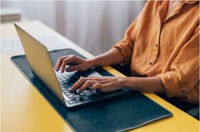 Edad promedio a la que se pensionan las mujeres en Chile llega a los 62 años por primera vez