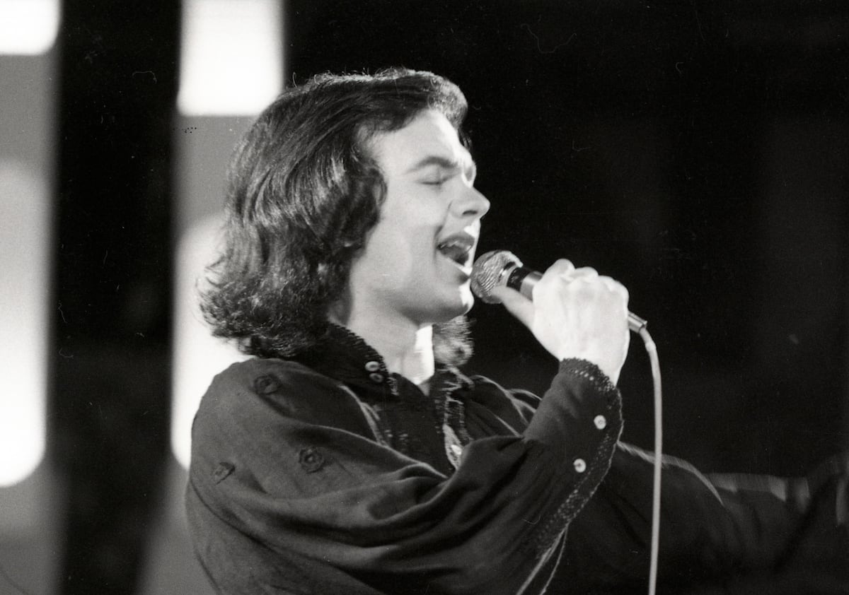 Cuando Camilo Sesto no pudo seguir cantando en un show tras dedicarle un tema a su madre - La Tercera