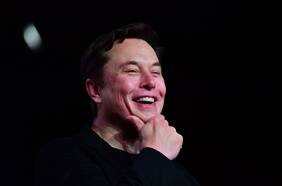 El empresario que sueña con Marte, que revoluciona los autos, los cohetes y que conecta lugares inaccesibles es el hombre del año: Elon Musk