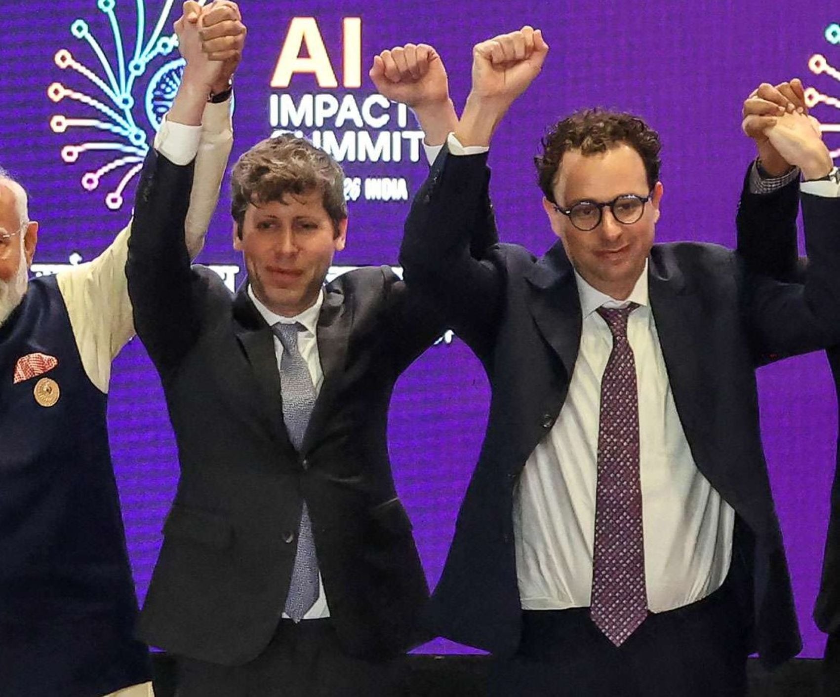 La guerra de la IA suma un incómodo momento entre Sam Altman de OpenAI y Dario Amodei de Anthropic