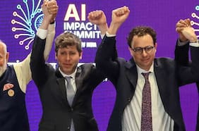 La guerra de la IA suma un incómodo momento entre Sam Altman de OpenAI y Dario Amodei de Anthropic