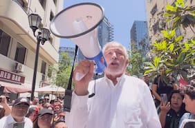 Ministro Montes celebra entrega de 100 mil viviendas de emergencia en primeros dos años de gobierno