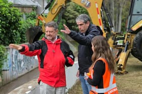 Alcalde de La Reina y gobernador Orrego inspeccionan Quebrada de Ramón ante intensas lluvias