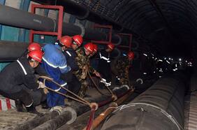 Rescatistas intentan liberar a 19 trabajadores atrapados en una mina en China