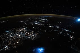 ¿Qué son las misteriosas manchas azules que fueron captadas por un astronauta en la atmósfera de la Tierra?