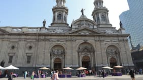Reportan robo en la Catedral de Santiago: delincuentes habrían sustraído candelabros del siglo XVIII
