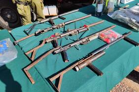 Fiscalía y Carabineros defienden allanamientos que dieron con 18 armas y explosivos en Villa Francia