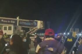 Más de un centenar de pasajeros protestaron en losa del aeropuerto de Santiago: reclamaron por vuelo cancelado a La Serena